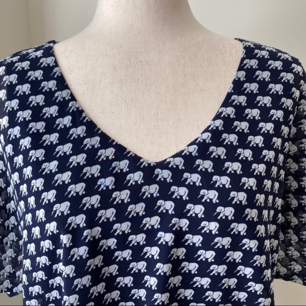 CABI Parade Blouse Elephant Print Navy/White Sz L #5345  NWOT - Picture 3 of 5